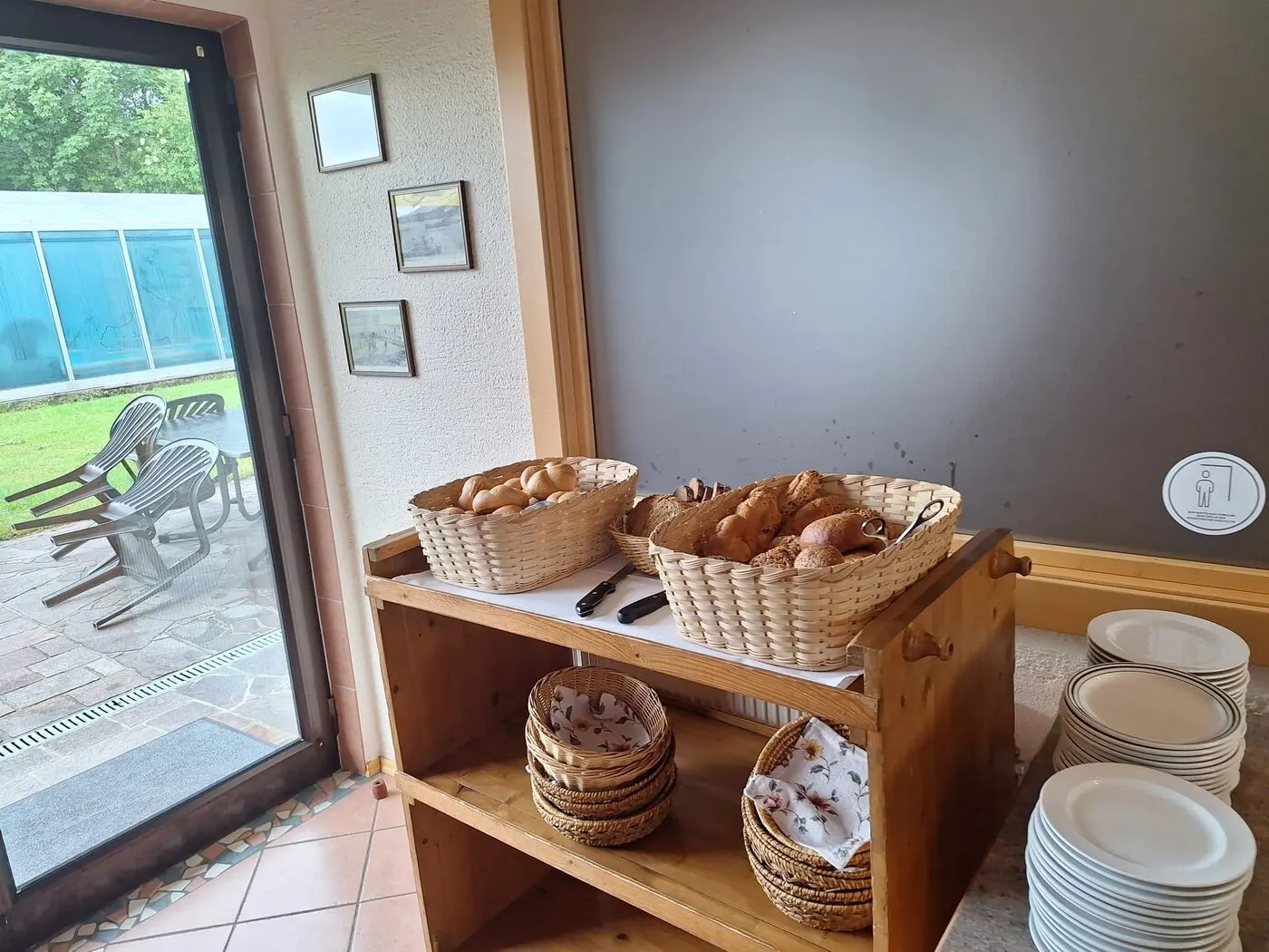 Frisches Gebäck am Frühstücksbuffet