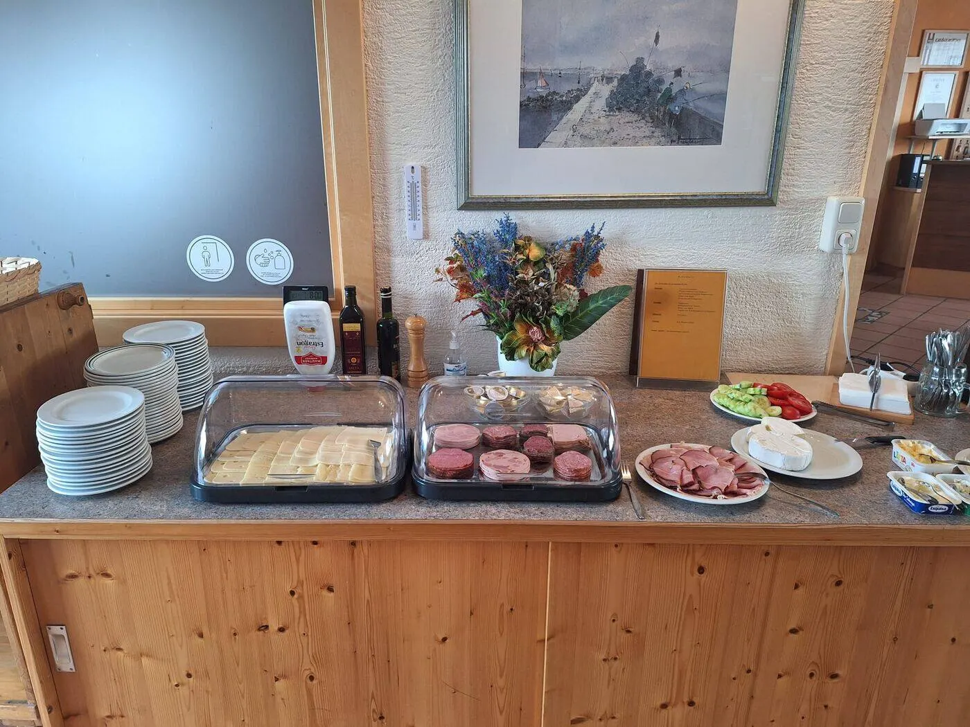 Käse- und Wurstauswahl am Frühstücksbuffet