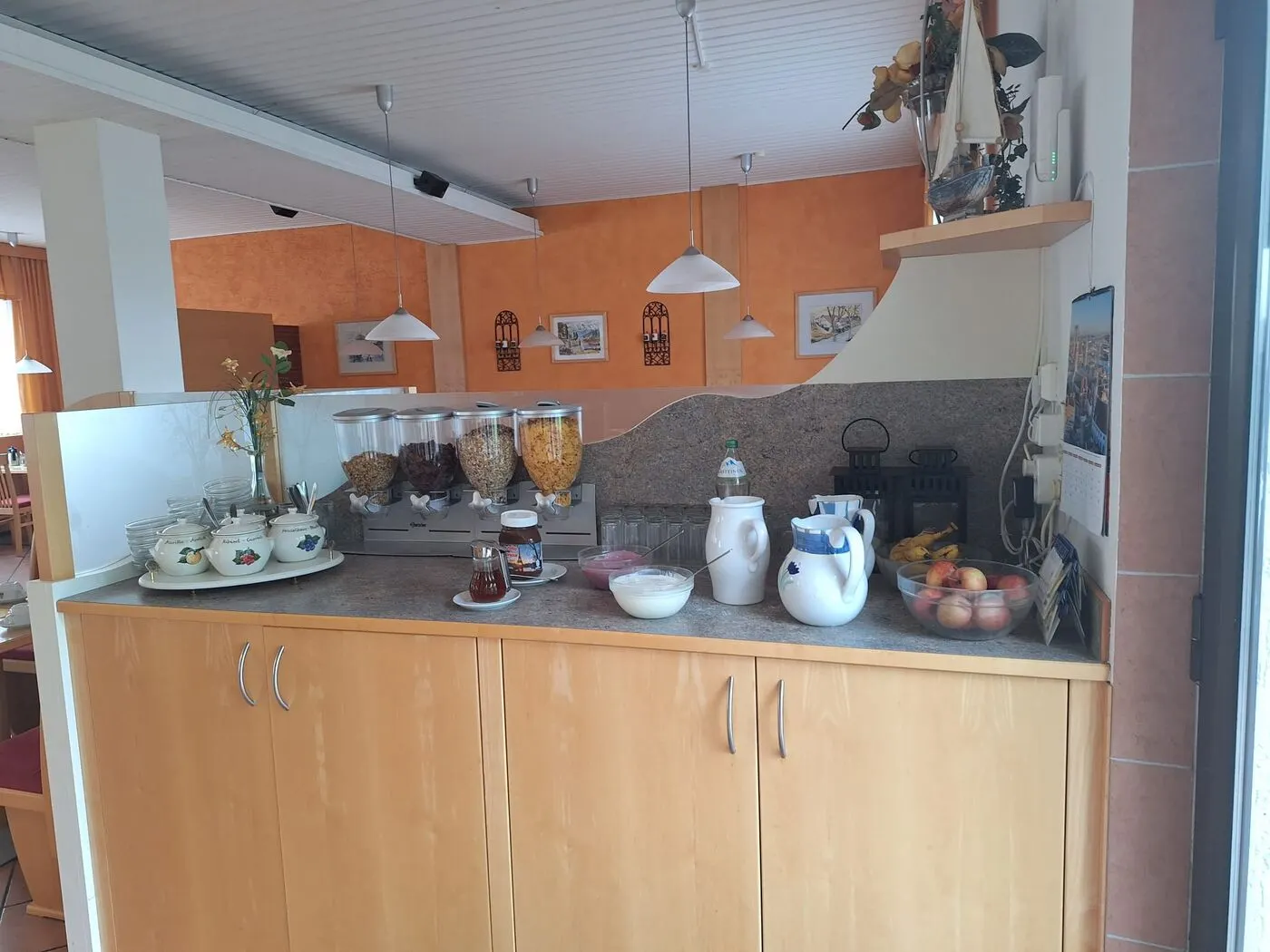 Müsli-Station mit Joghurt und frischem Obst