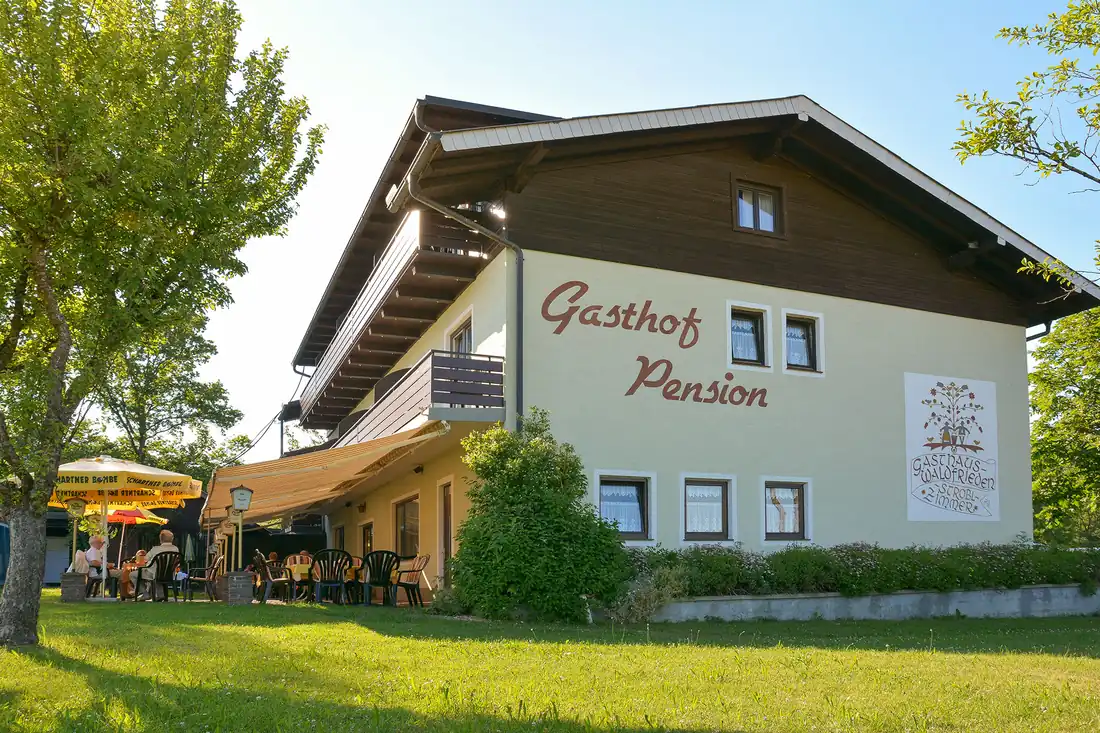 Landgasthof Waldfrieden mit Gastgarten und Blick zum Schafberg